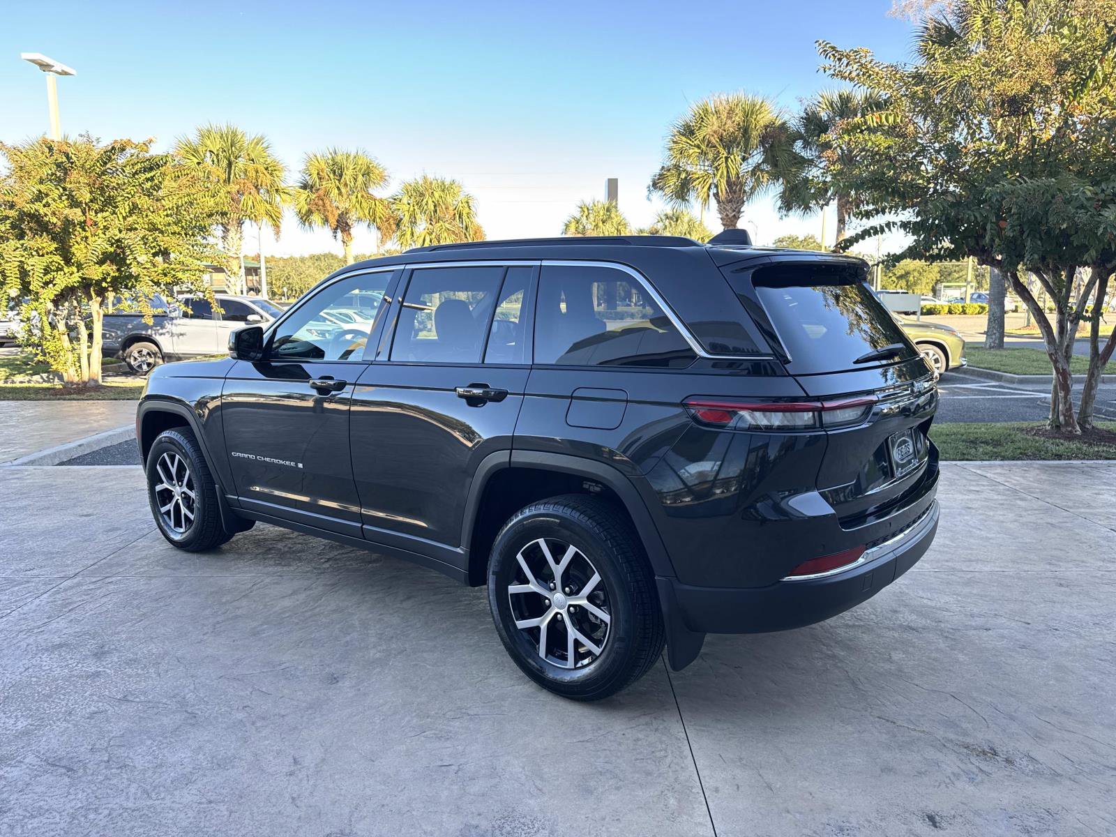 Used 2024 Jeep Grand Cherokee Limited w/ MOPAR Finishing Package image 5