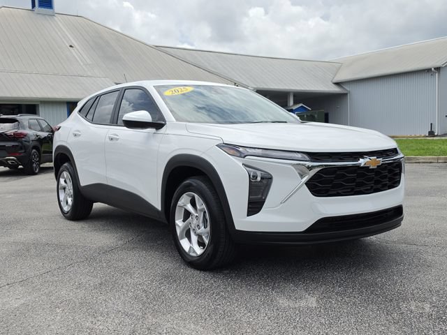 Used 2025 Chevrolet Trax LS w/ LS Convenience Package FWD image 2