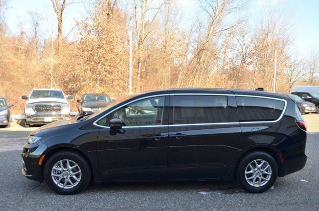 Used 2024 Chrysler Pacifica Touring-L image 5