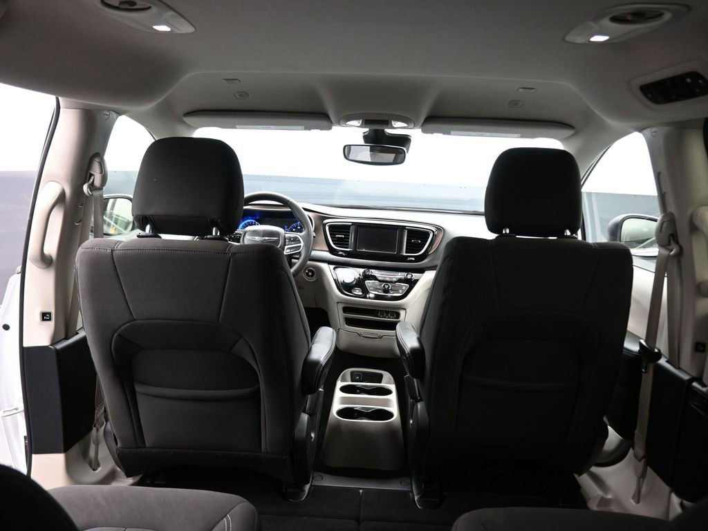 Used 2023 Chrysler Voyager LX image 43