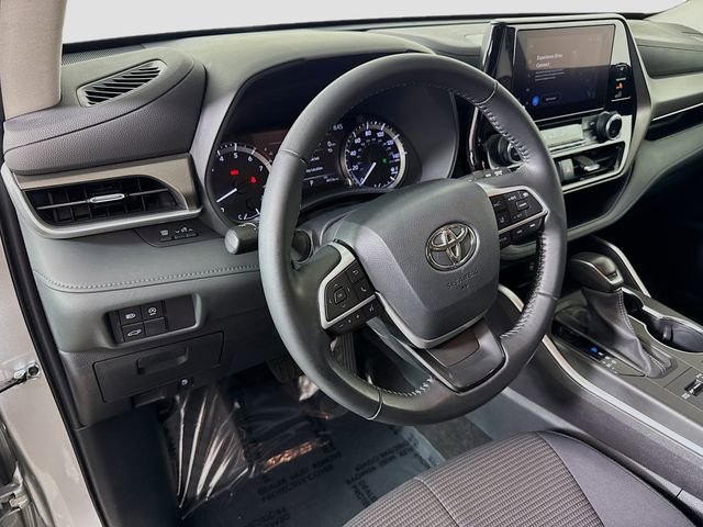 Used 2023 Toyota Highlander LE AWD/4WD image 18