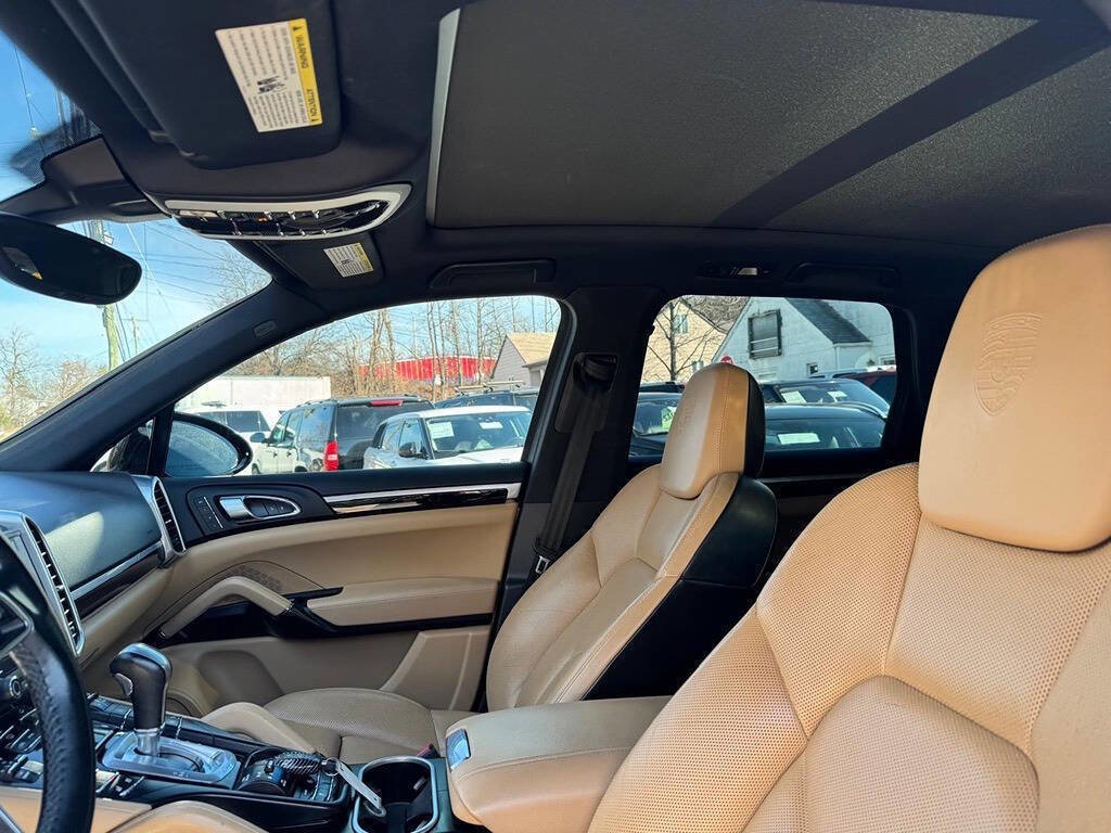 Used 2017 Porsche Cayenne Platinum Edition w/ Premium Package (PJV) AWD/4WD image 24