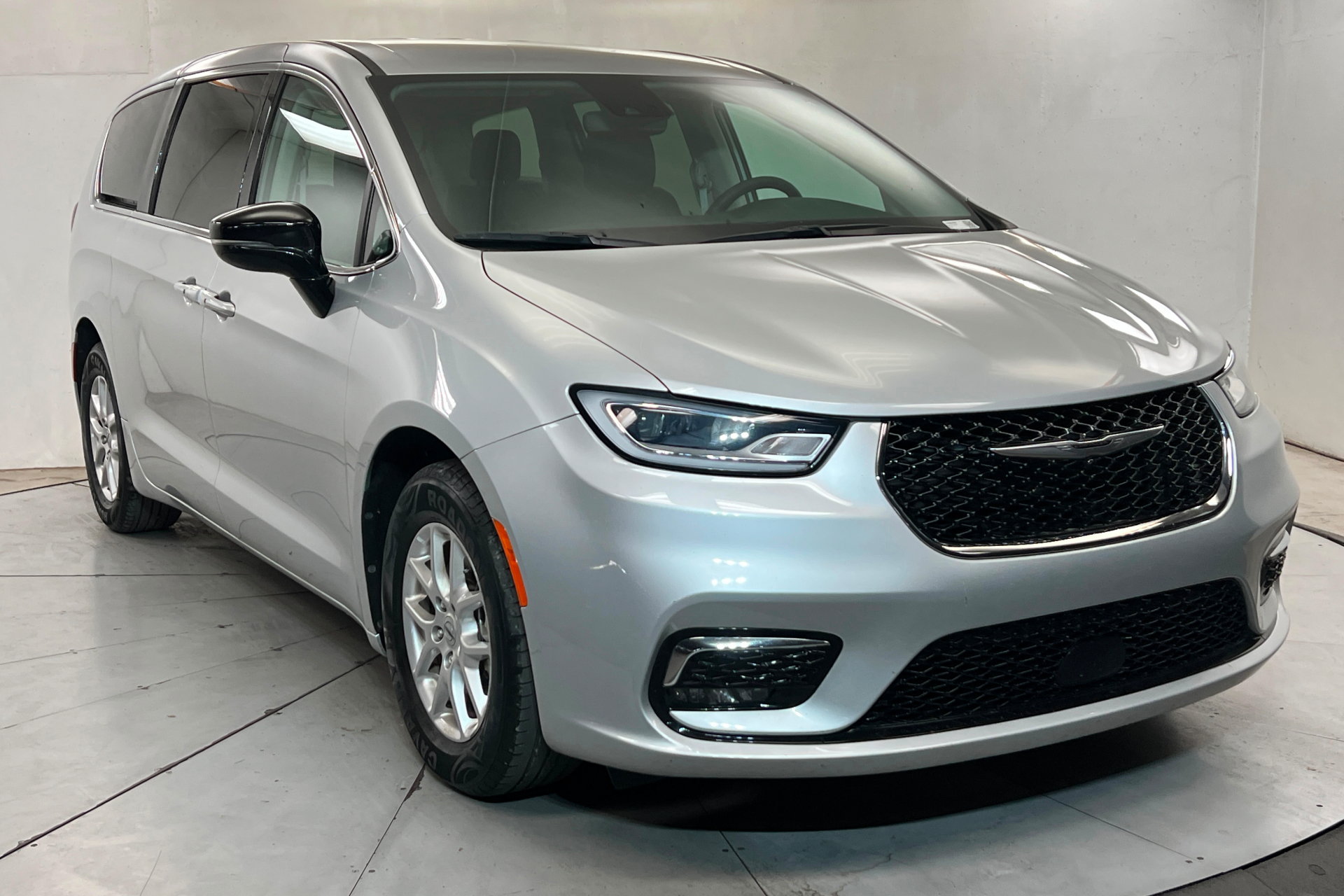 Used 2024 Chrysler Pacifica Touring-L FWD image 7