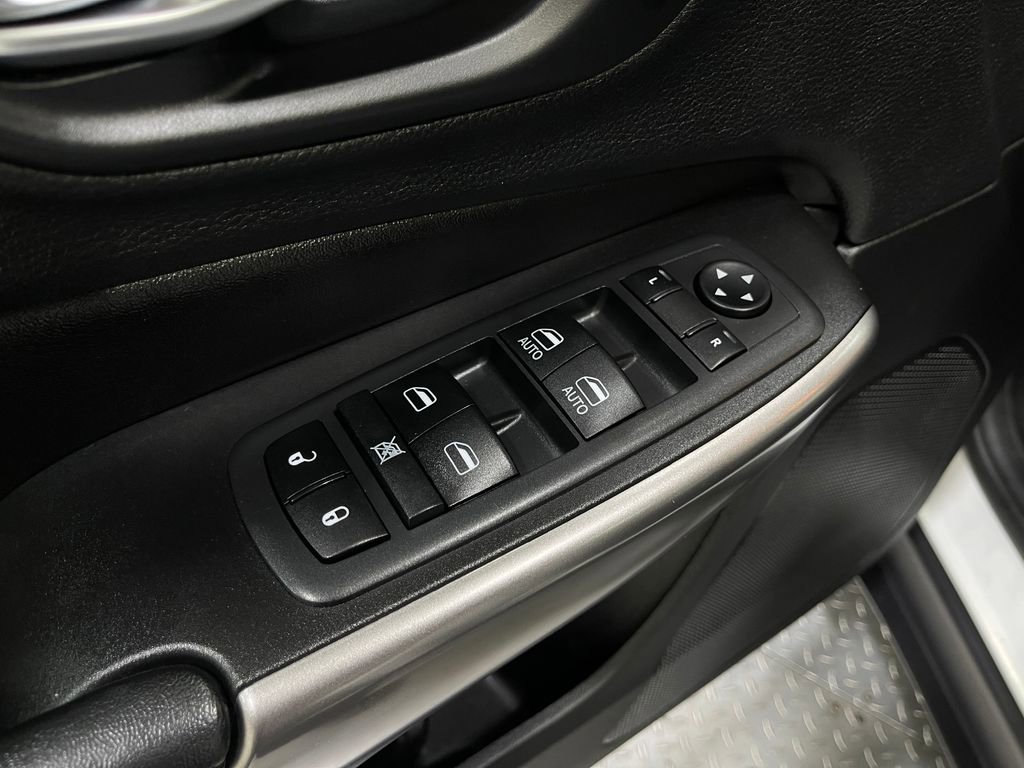 Used 2019 Jeep Cherokee Limited w/ Luxury Group image 16