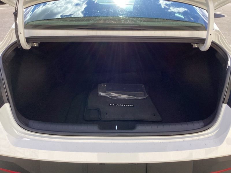 New 2026 Hyundai Elantra Hybrid FWD image 11
