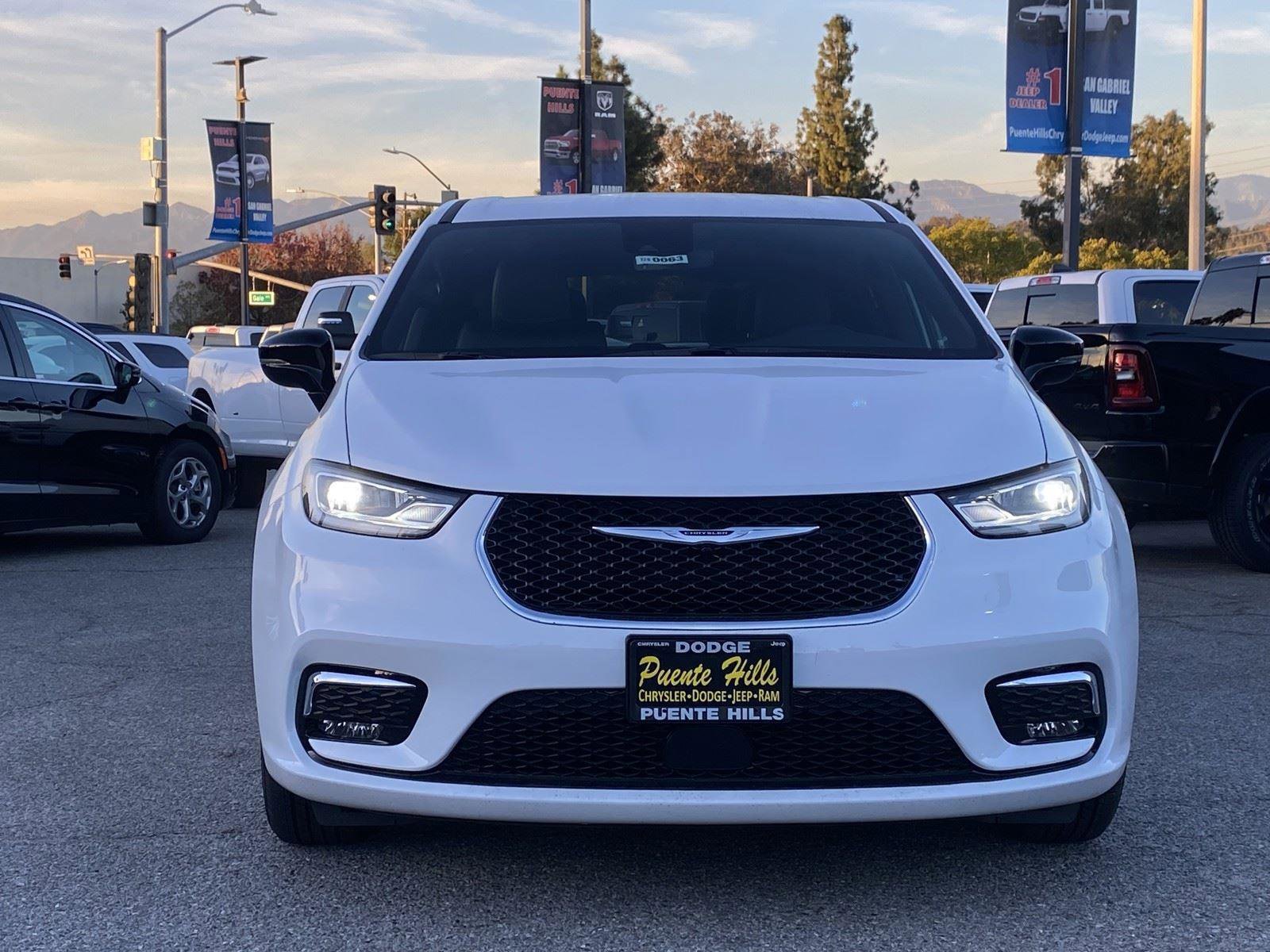 New 2026 Chrysler Pacifica Select FWD image 2