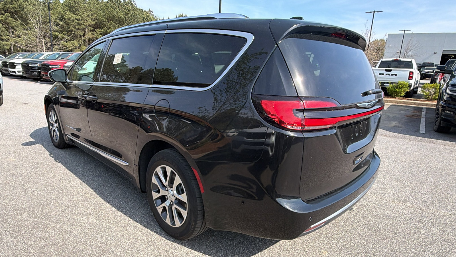 Used 2025 Chrysler Pacifica Pinnacle FWD image 10