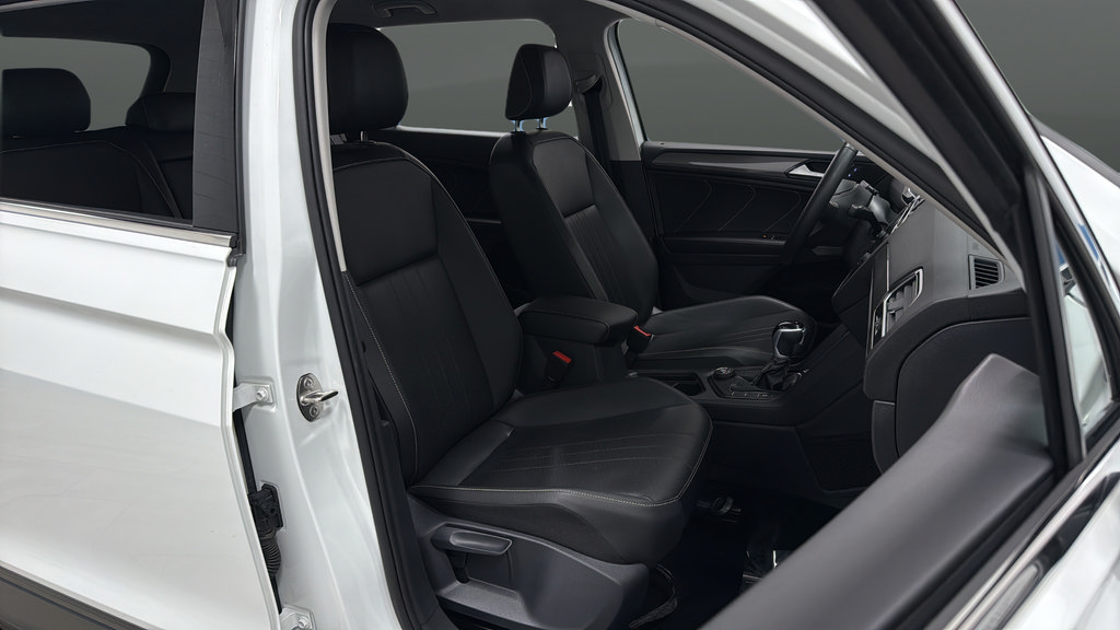 Used 2024 Volkswagen Tiguan SE AWD/4WD image 23