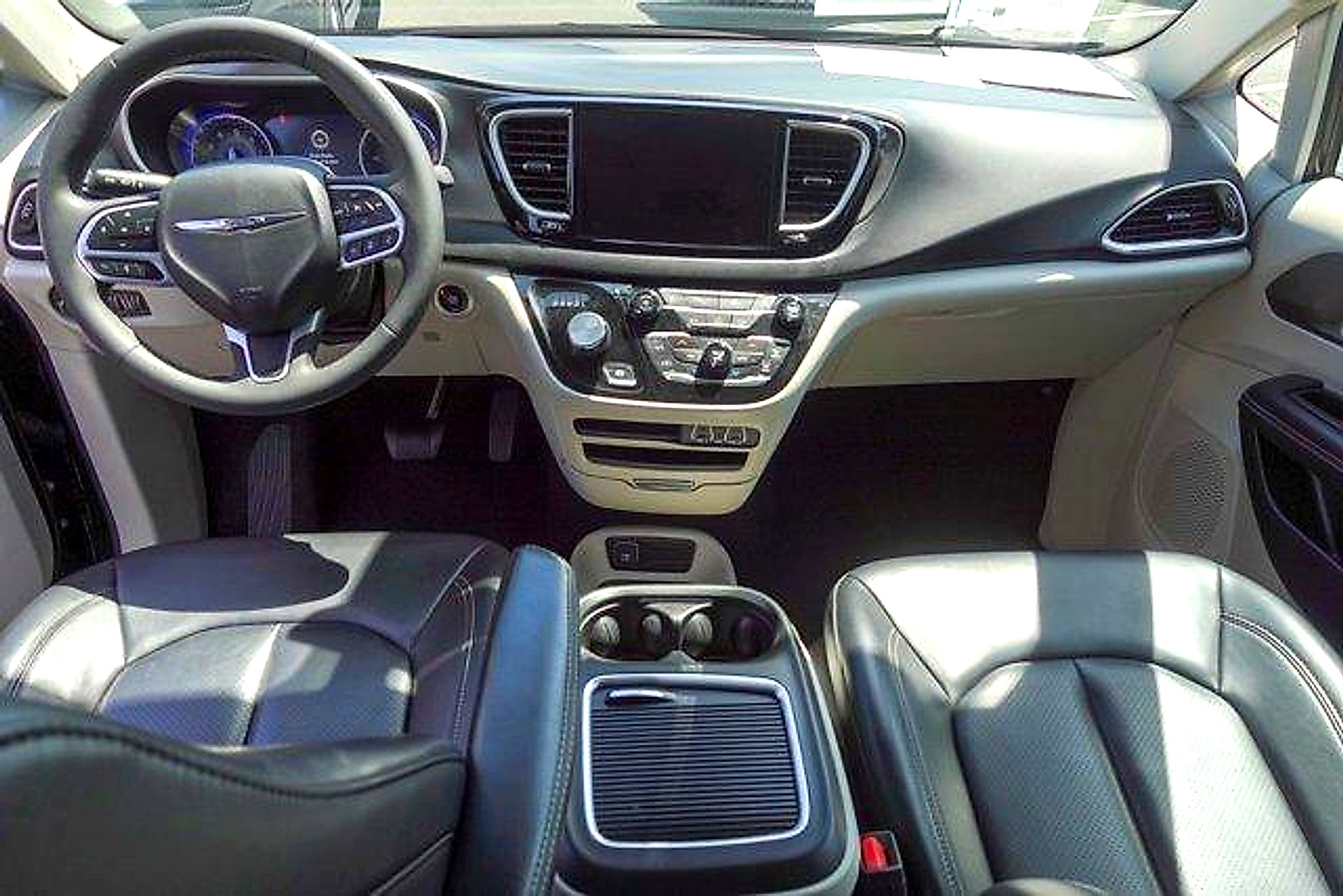 Used 2023 Chrysler Pacifica Touring-L FWD image 21