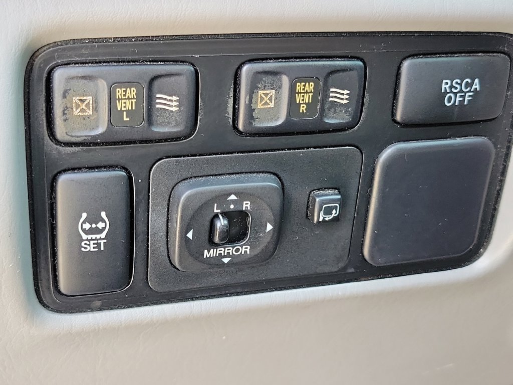 Used 2006 Lexus LX 470 4WD w/ Preferred Accessory Pkg image 30