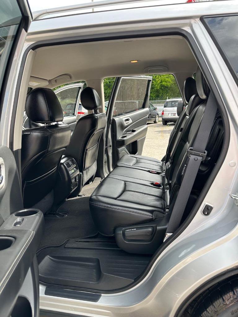 Used 2019 Nissan Pathfinder SL AWD/4WD image 19