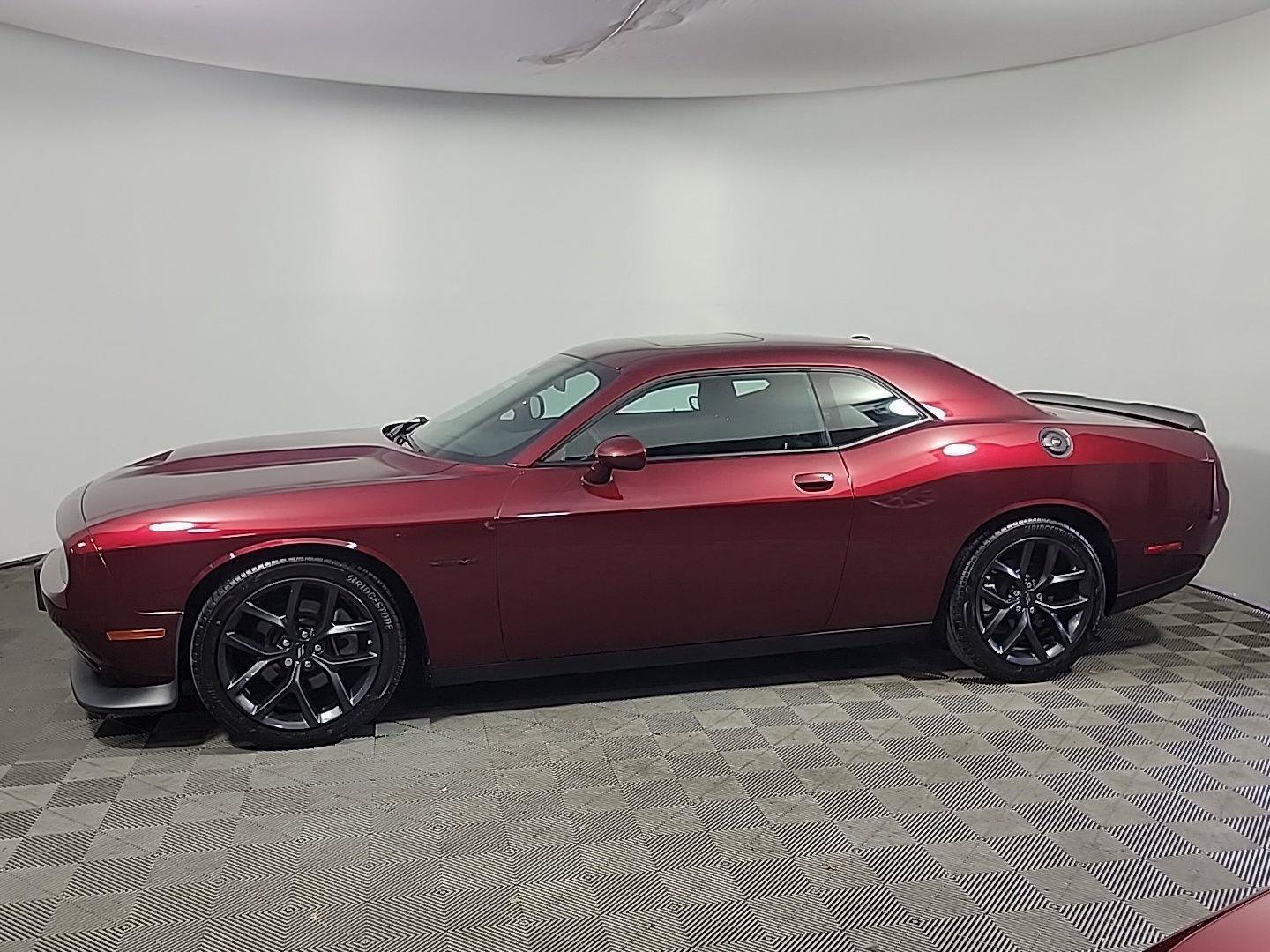 Used 2022 Dodge Challenger R/T w/ Driver Convenience Group RWD image 10