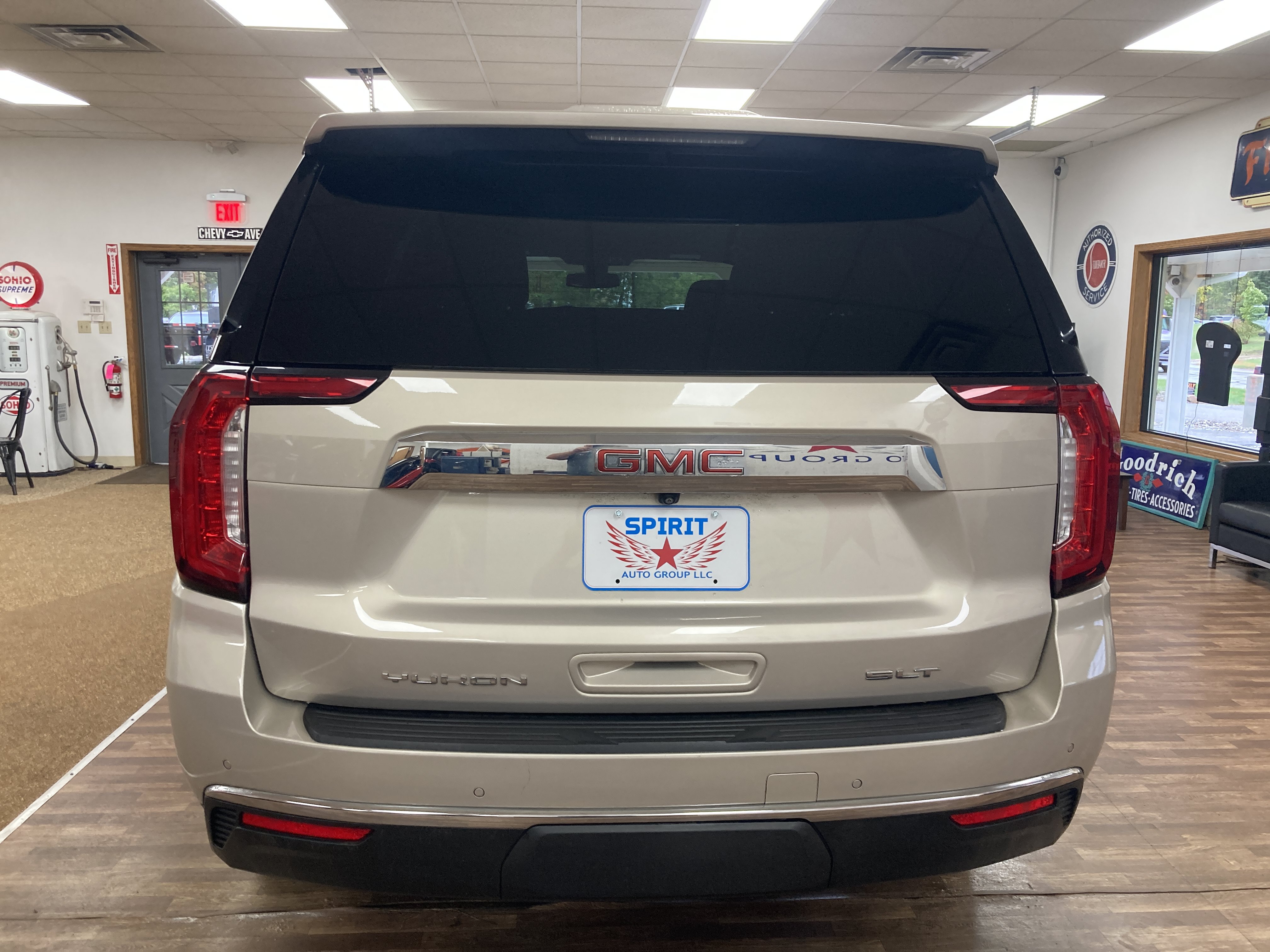 Used 2021 GMC Yukon SLT w/ SLT Premium Package AWD/4WD image 7