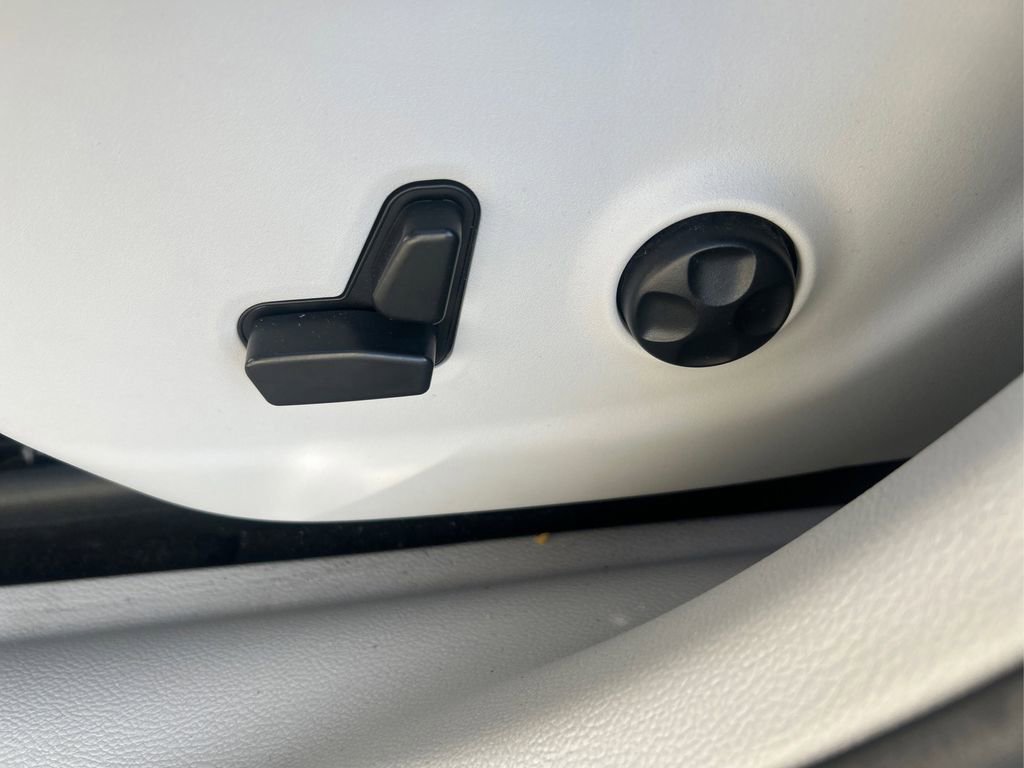 Used 2021 Jeep Cherokee Latitude Lux w/ Comfort/Convenience Group AWD/4WD image 16