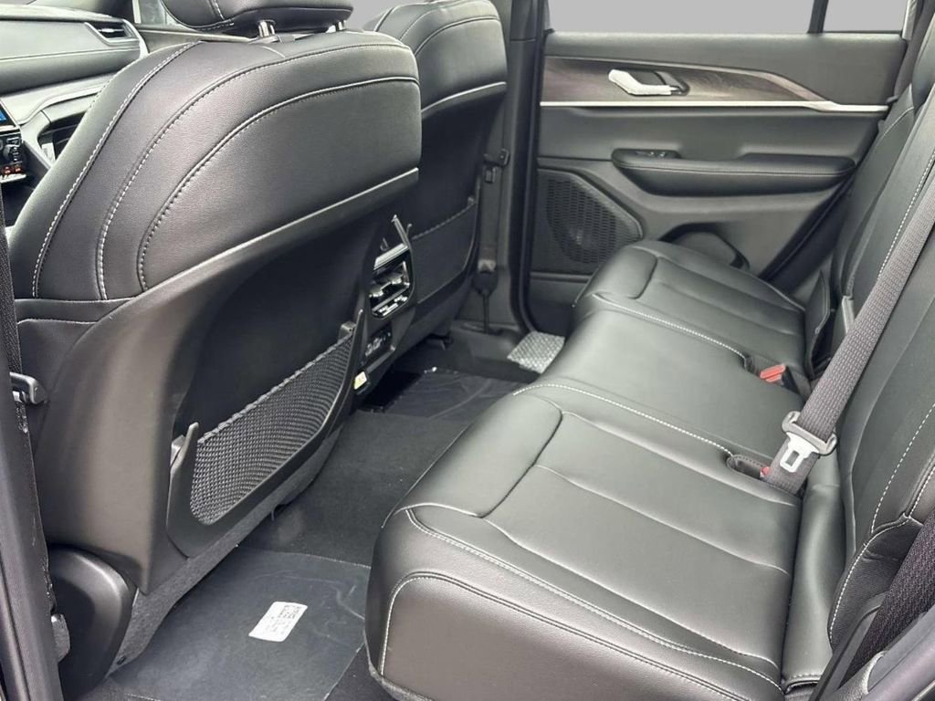 New 2025 Jeep Grand Cherokee Limited w/ Black Appearance Package image 6