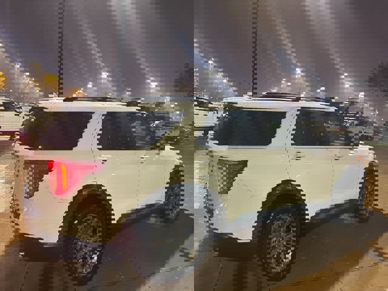 Used 2021 Ford Explorer XLT w/ Equipment Group 202A image 4