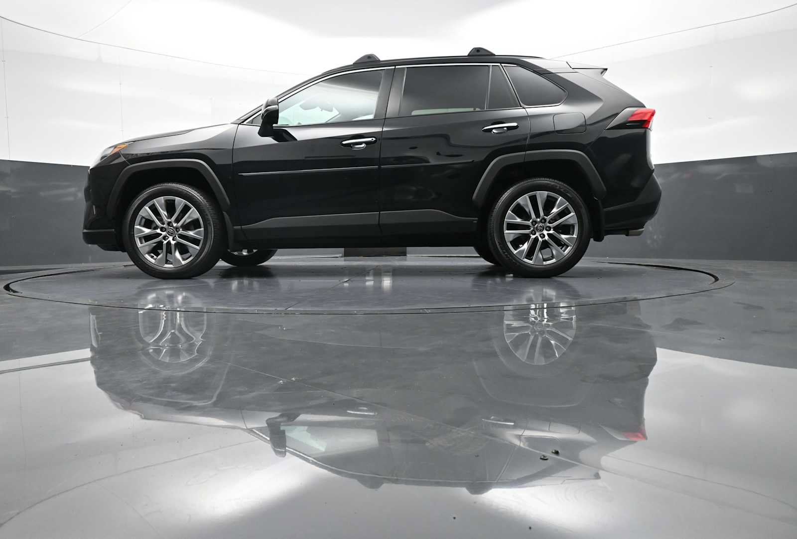 Used 2022 Toyota RAV4 Limited AWD/4WD image 32