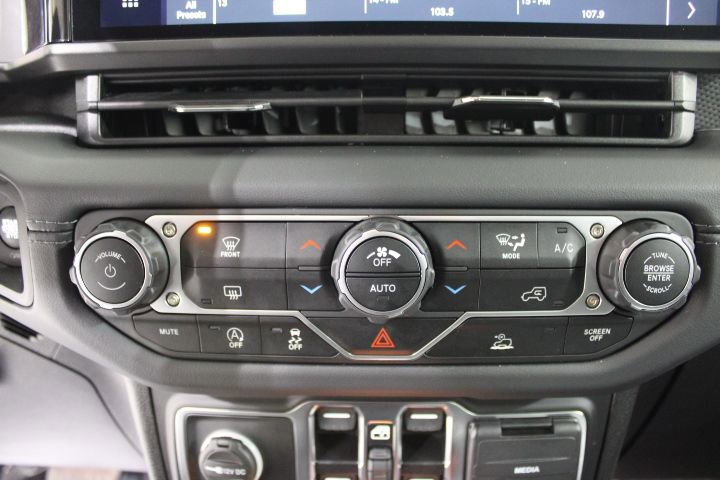 Used 2025 Jeep Wrangler Unlimited Rubicon image 34