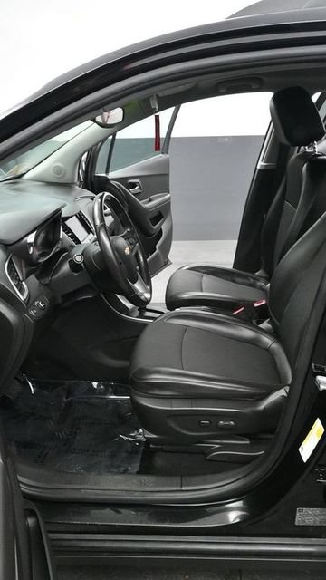 Used 2020 Chevrolet Trax LT w/ LT Convenience Package FWD image 9