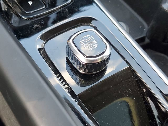 Used 2025 Volvo XC60 B5 Plus image 16