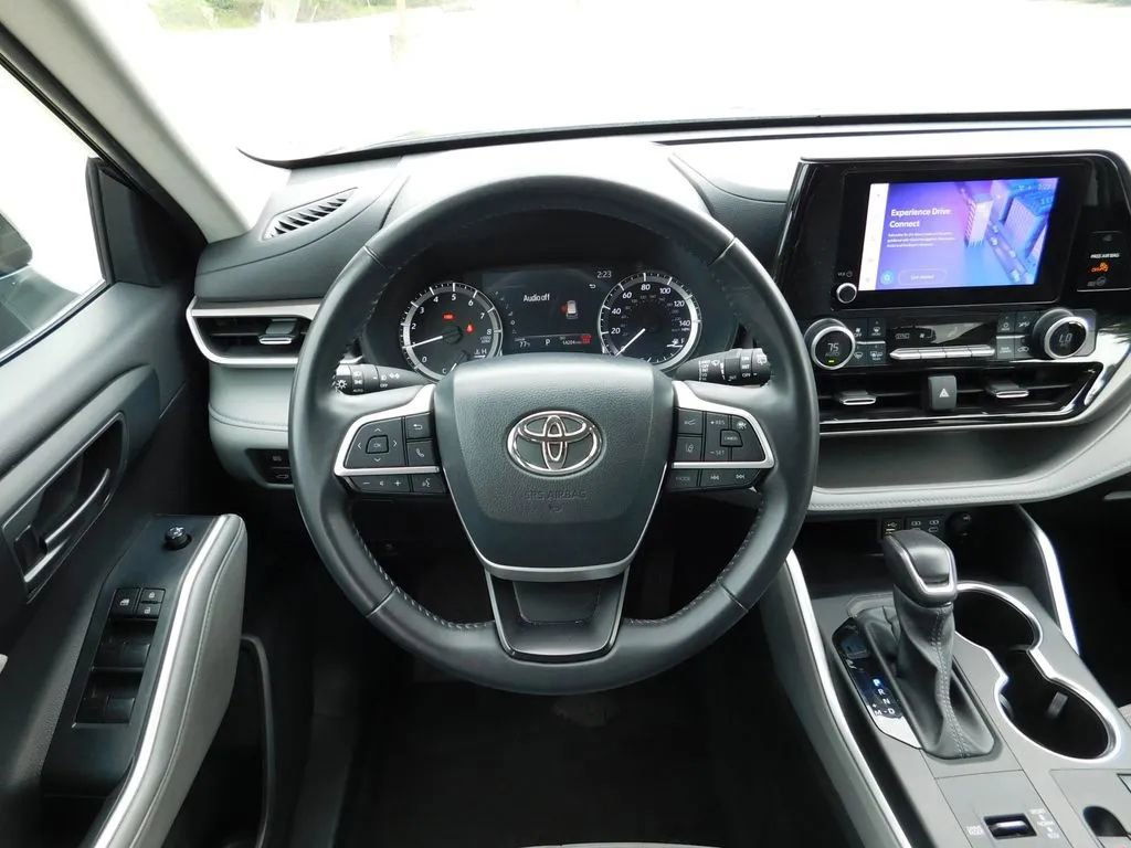 Used 2024 Toyota Highlander LE image 14