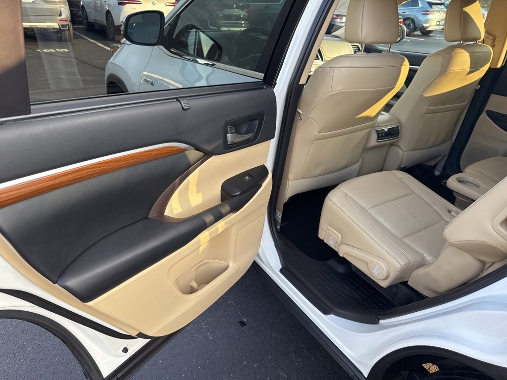 Used 2019 Toyota Highlander Limited image 16