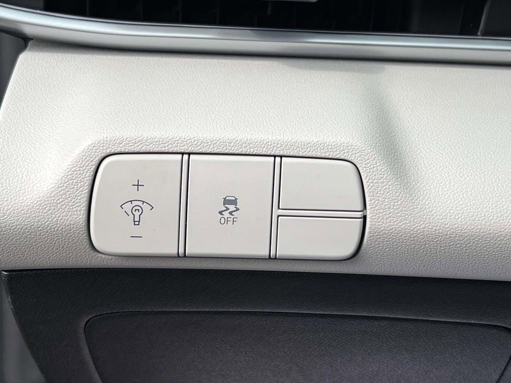 Certified 2025 Hyundai Elantra Limited image 22