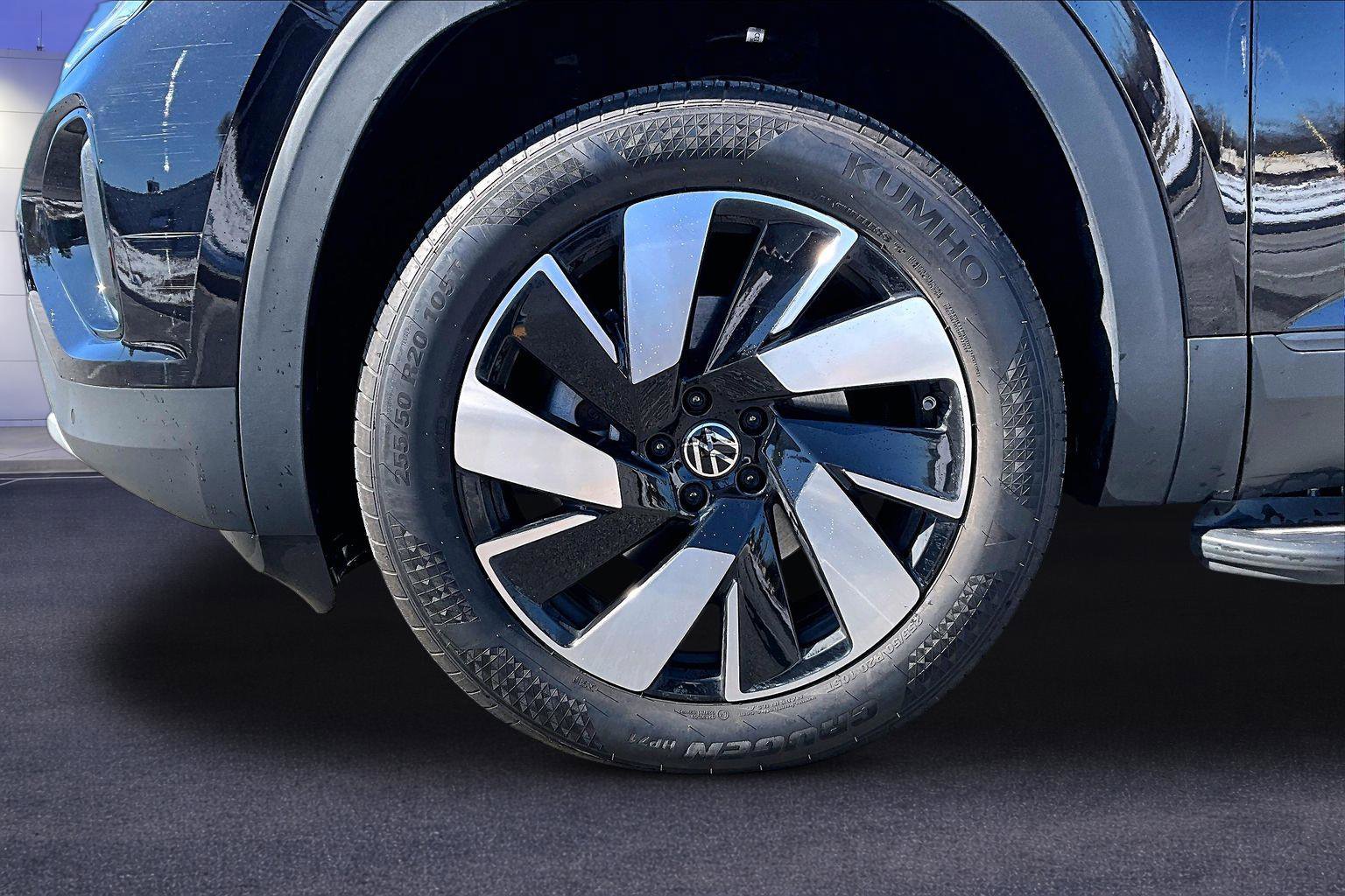 Used 2024 Volkswagen Atlas Cross Sport SE w/ Panoramic Sunroof Package image 35