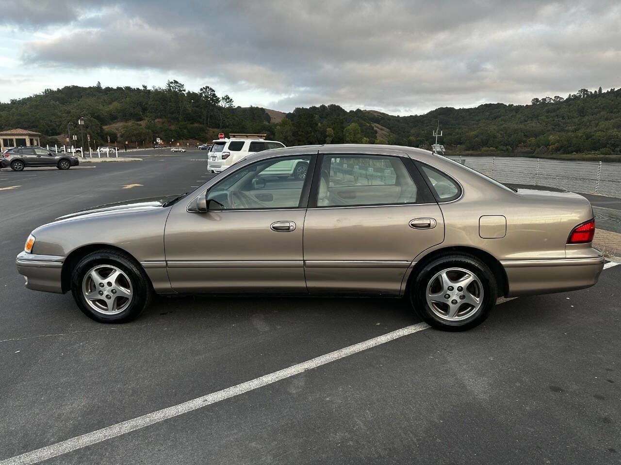 Used 1998 Toyota Avalon XLS image 9