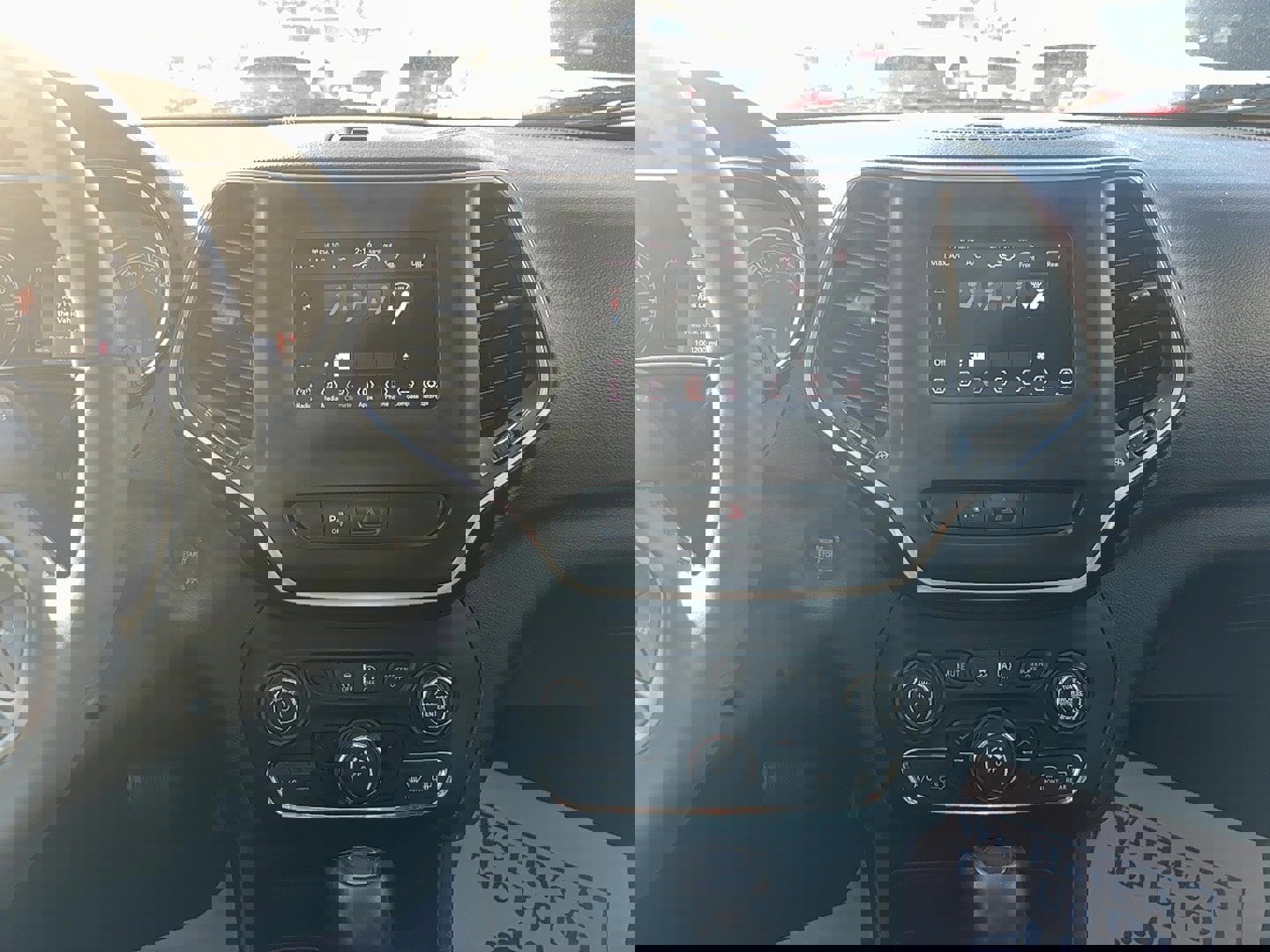 Used 2020 Jeep Cherokee Latitude Plus image 15