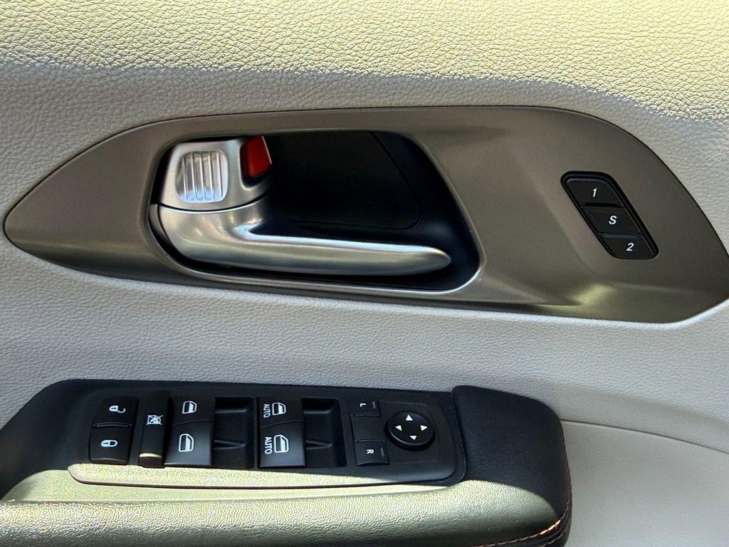 Used 2020 Chrysler Pacifica Touring-L FWD image 11