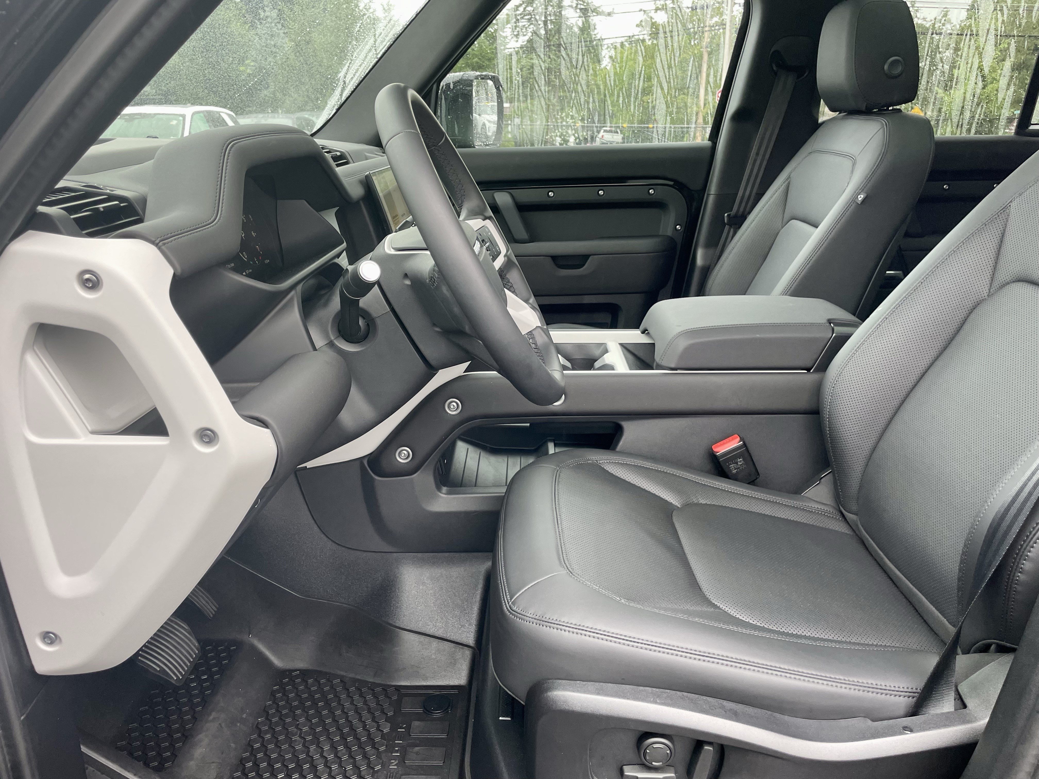 Certified 2025 Land Rover Defender 110 X-Dynamic SE AWD/4WD image 14