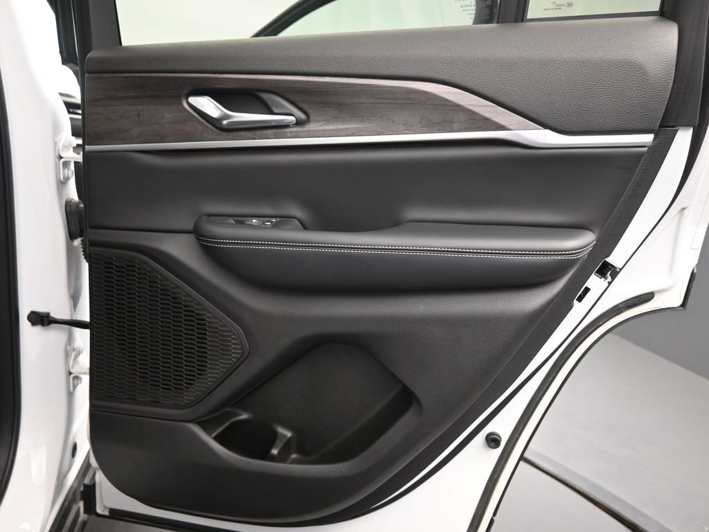 Used 2024 Jeep Grand Cherokee Limited image 16