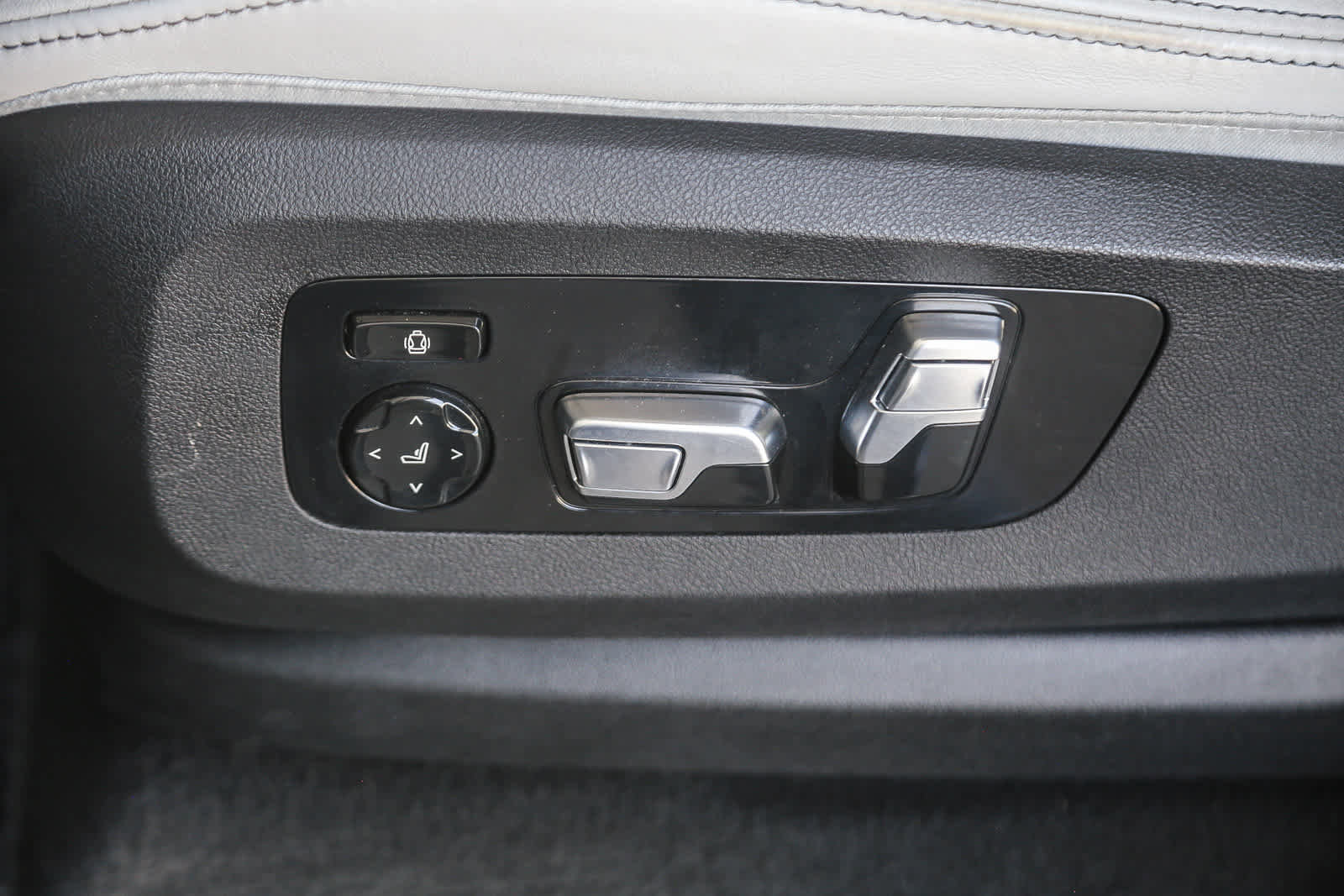 Used 2023 BMW X7 xDrive40i w/ M Sport Package image 20