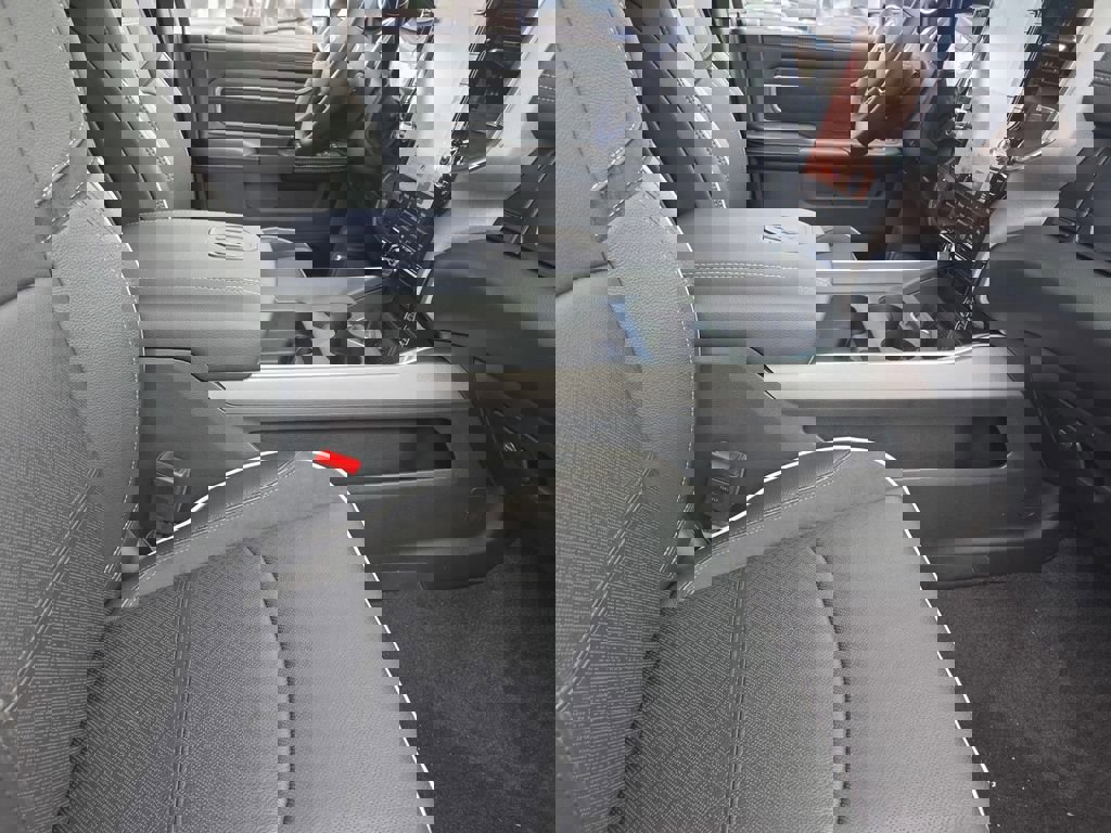 New 2026 RAM 2500 Laramie AWD/4WD image 12