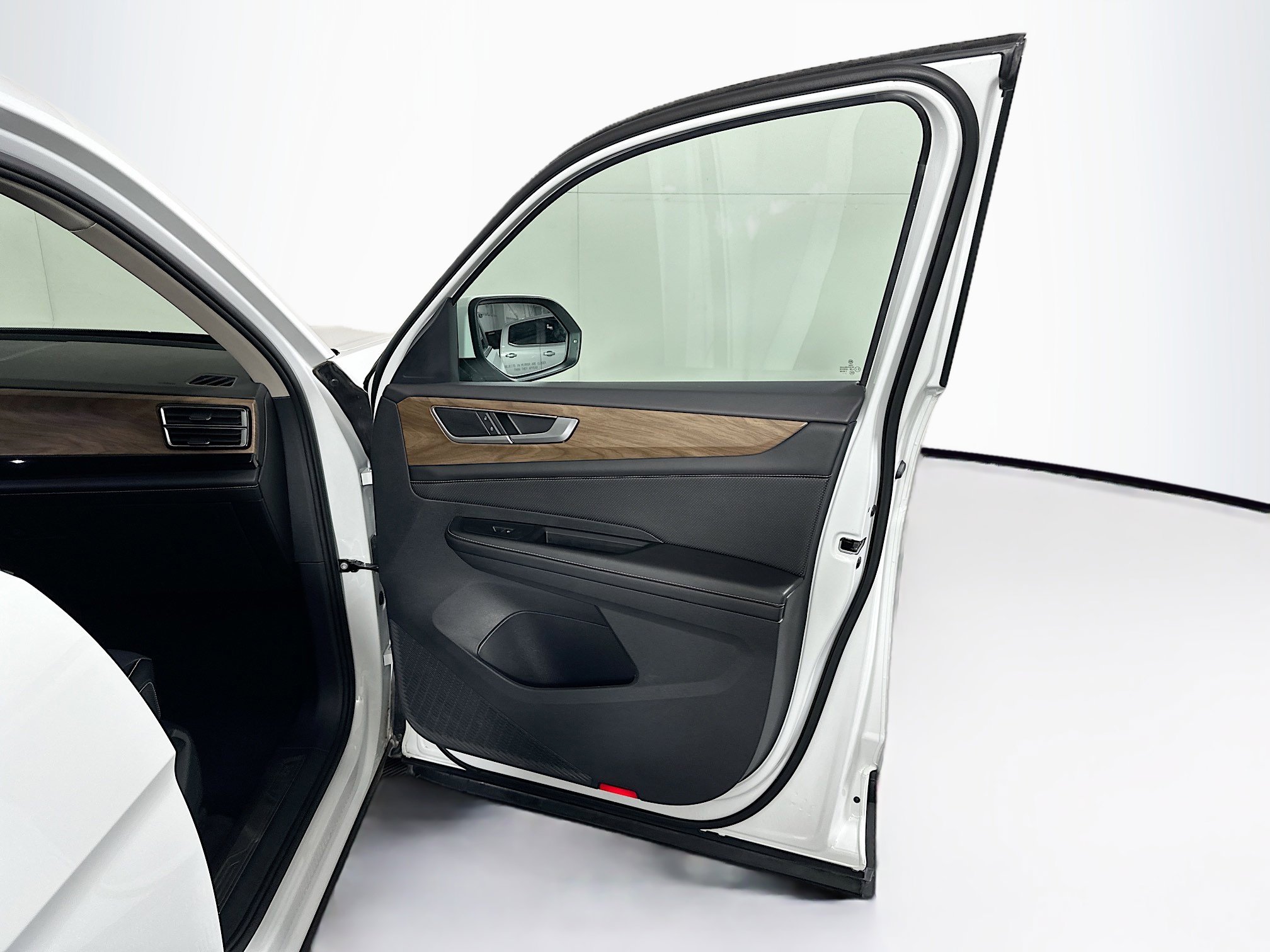 Used 2025 Volkswagen Atlas SE image 34