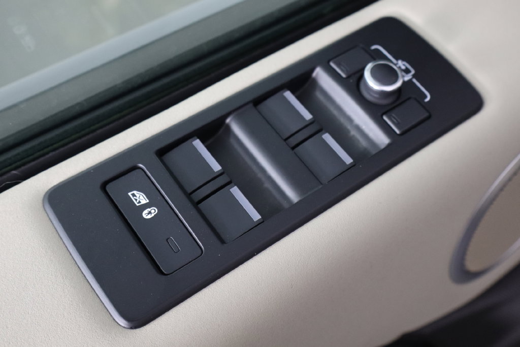 Used 2018 Land Rover Discovery SE AWD/4WD image 19