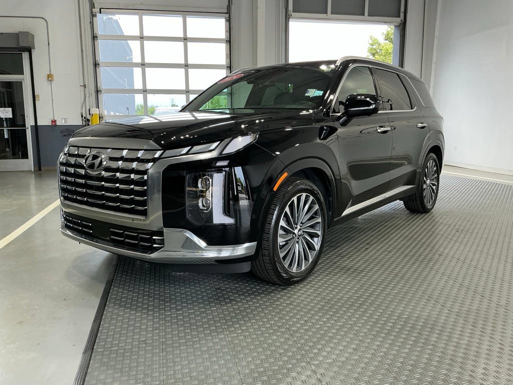 Used 2024 Hyundai Palisade Calligraphy FWD image 2