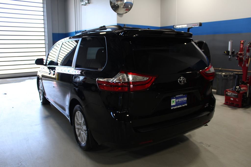 Used 2017 Toyota Sienna XLE Premium image 38