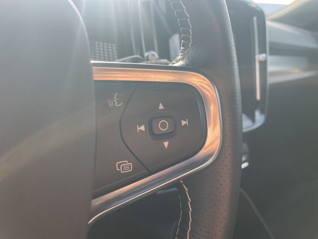 Used 2021 Volvo XC40 T5 R-Design w/ Advanced Package image 40