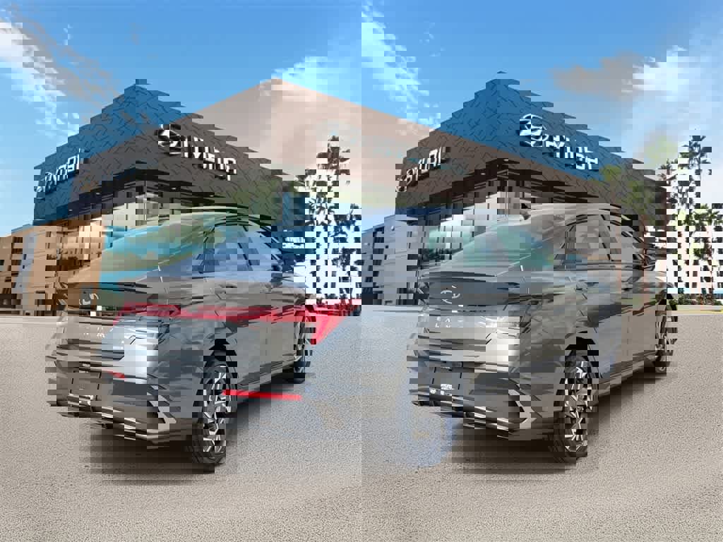 New 2025 Hyundai Elantra SEL image 3