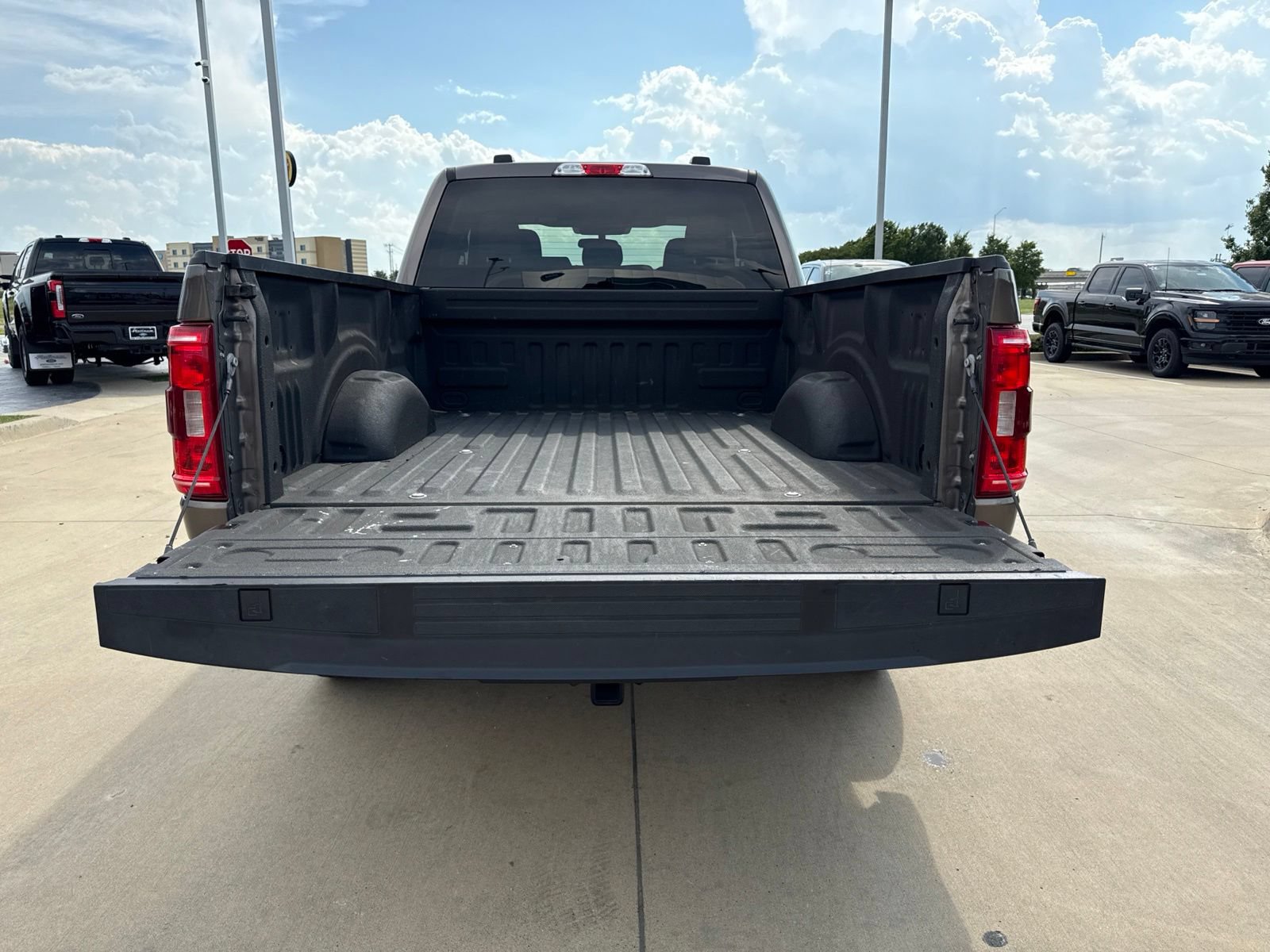 Used 2022 Ford F150 XLT w/ Trailer Tow Package RWD image 5
