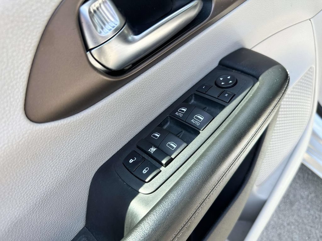 Used 2022 Chrysler Voyager LX FWD image 12