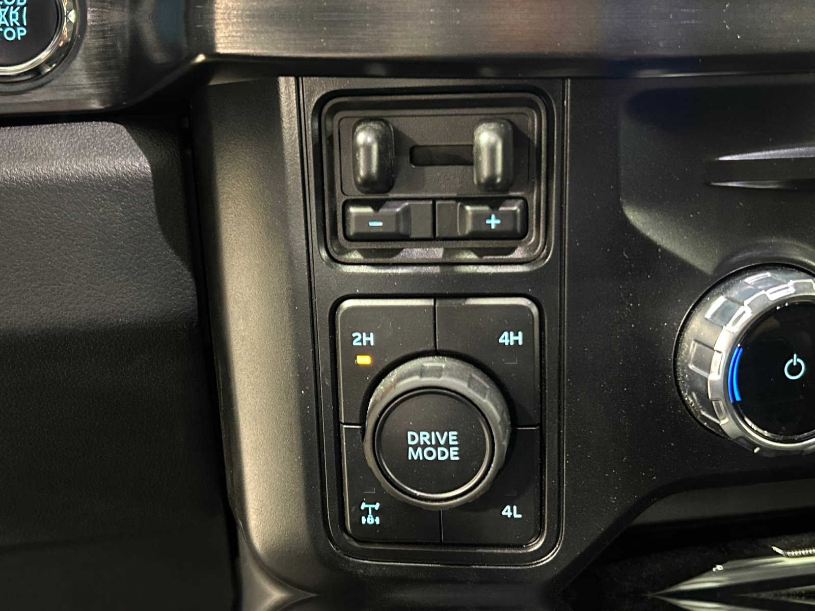 Used 2026 Ford F350 Lariat w/ Lariat Ultimate Package AWD/4WD image 23