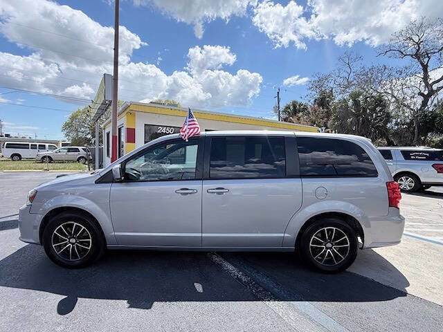 Used 2018 Dodge Grand Caravan SE FWD image 3