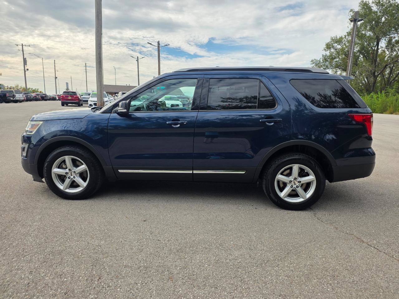 Used 2017 Ford Explorer XLT w/ Equipment Group 202A AWD/4WD image 10