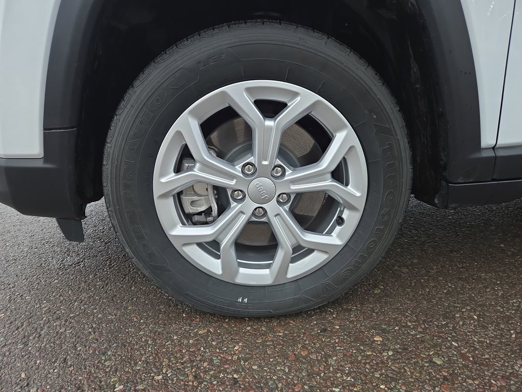 Used 2024 Jeep Compass Latitude image 10
