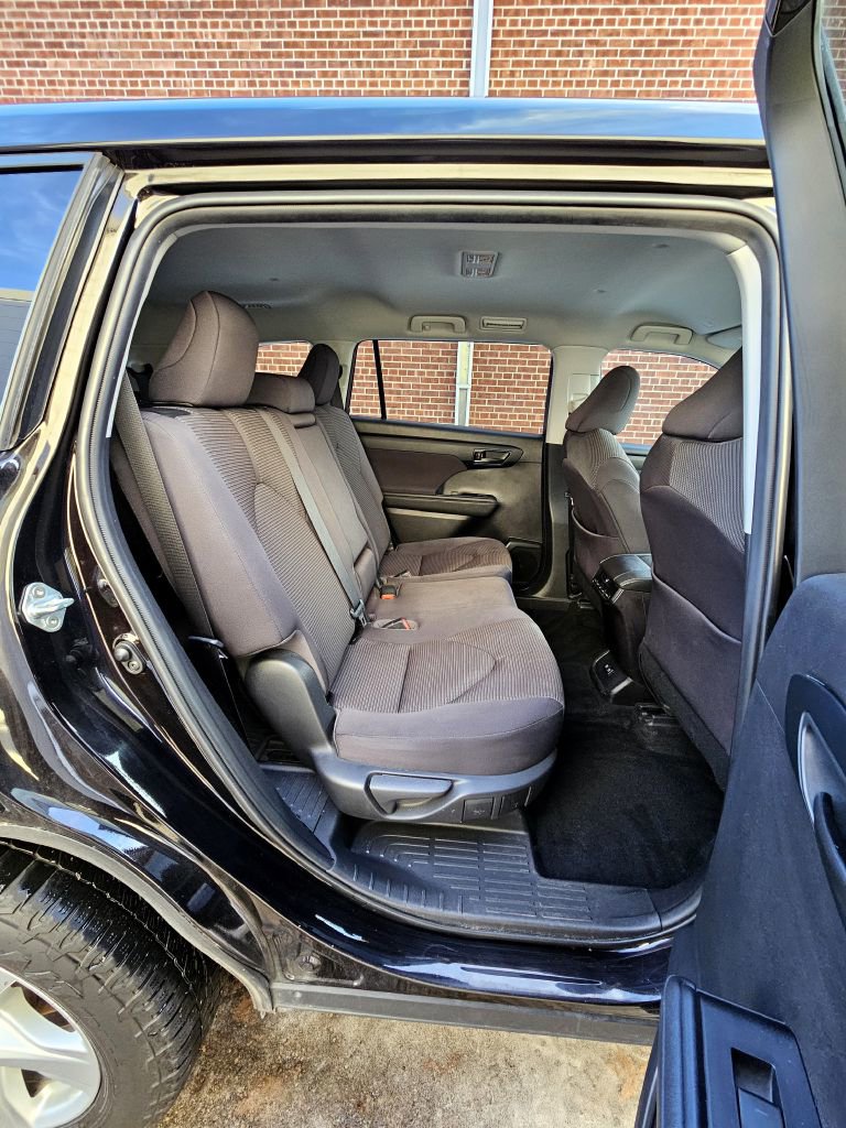 Used 2020 Toyota Highlander LE image 11