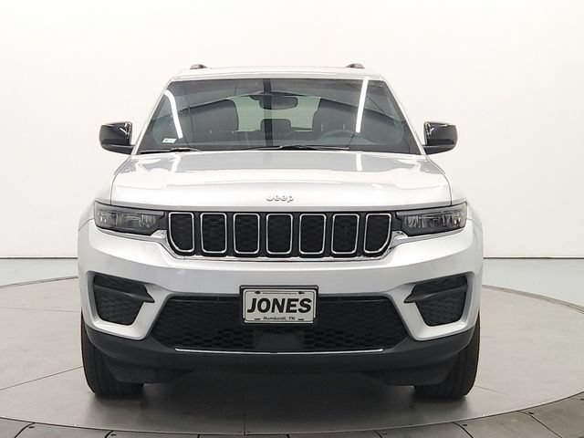 Used 2024 Jeep Grand Cherokee Laredo X w/ Luxury Tech Group I AWD/4WD image 2