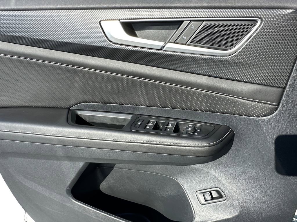 Used 2025 Volkswagen Atlas Cross Sport SEL image 11